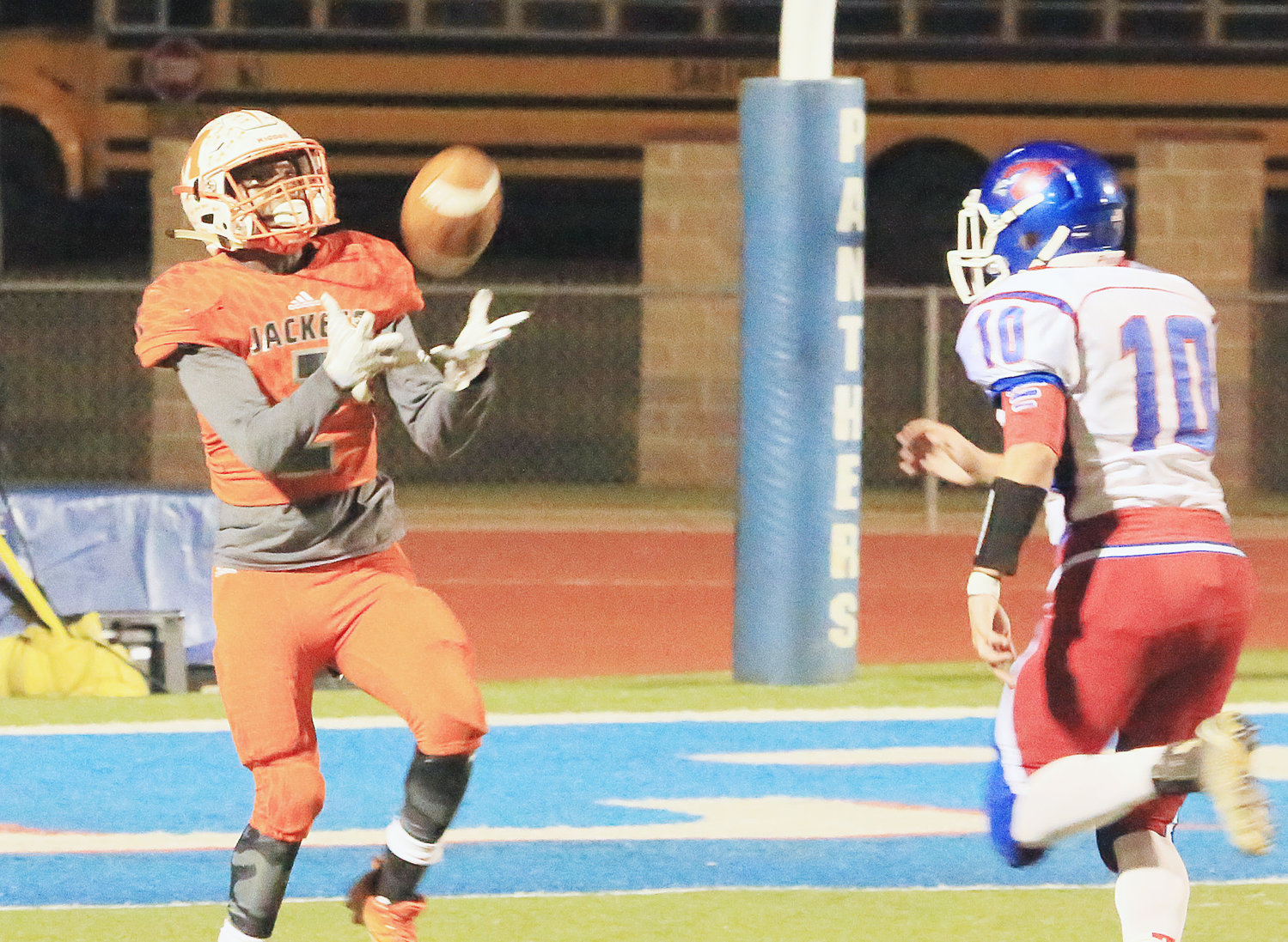 Kourtland Sinches (2) hauls in a 45-yard touchdown pass from Jeremiah Crawford in Mineola’s first-round victory over the Sabine Cardinals.