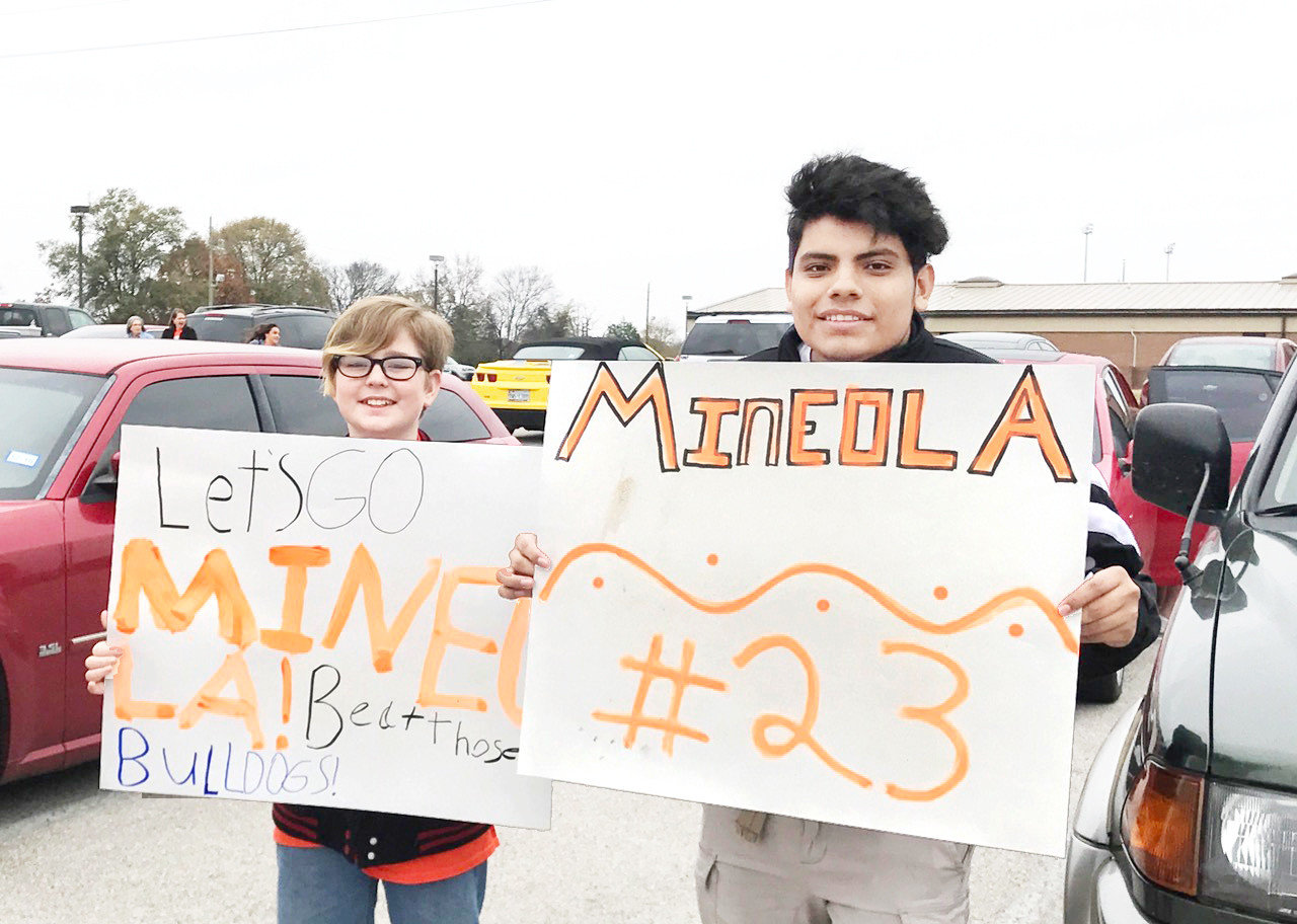 Mineola students were full of school spirit supporting the football team on their way to Thursday’s state championship game.  (Monitor photo by Doris Newman)