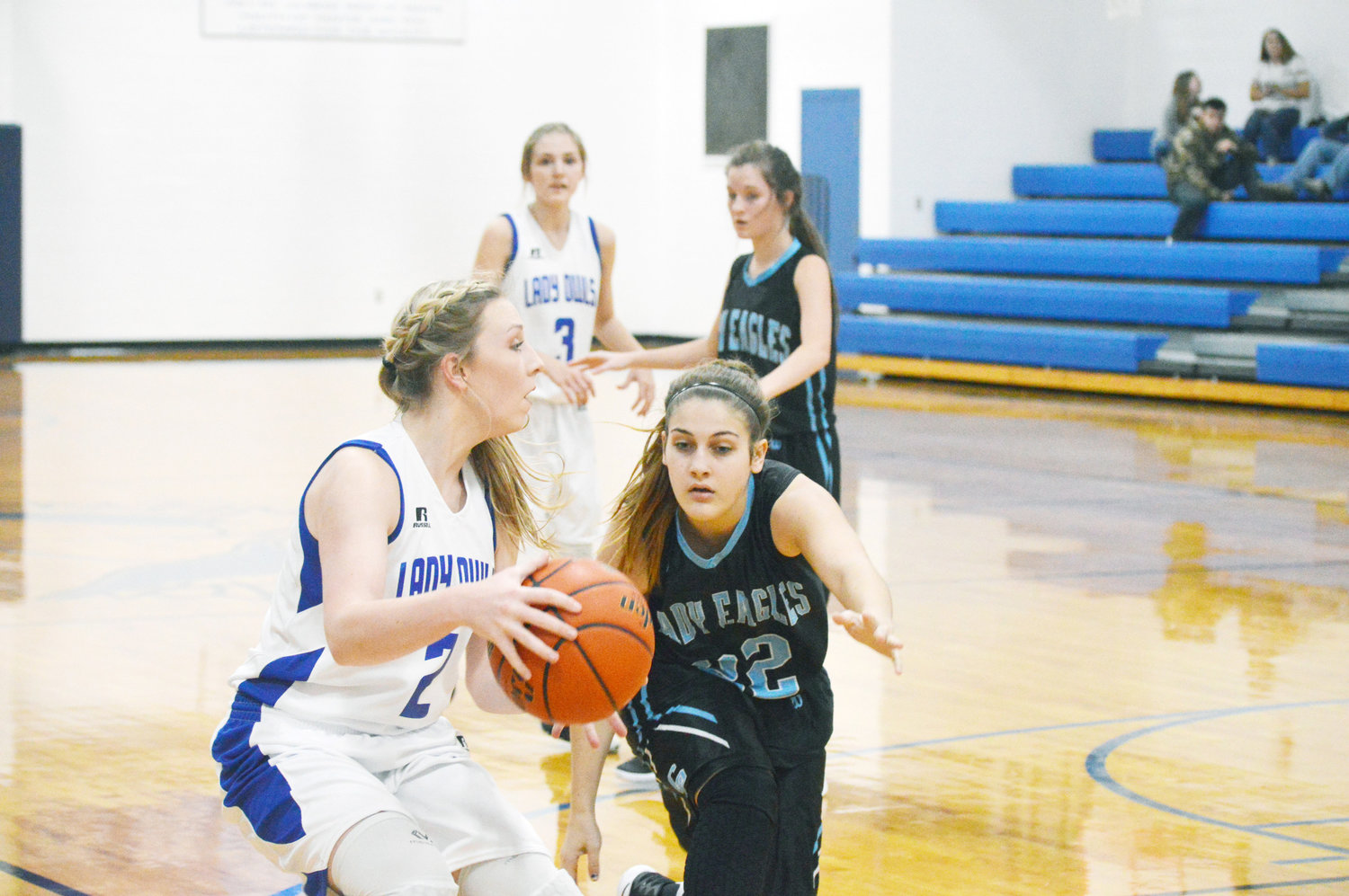 Yantis’ Bayley Bush pulls up in their game against Como-Pickton. (Photo by Larry Tucker)