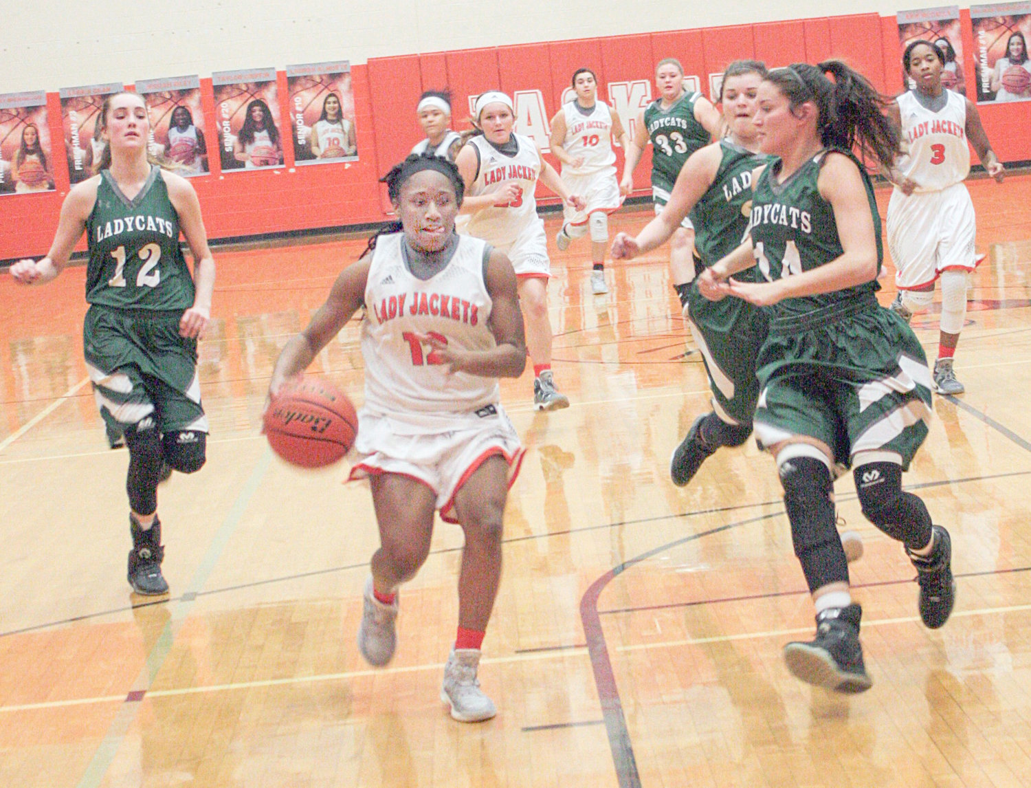 Jessiah Riley (12) drives to the bucket in Mineola’s 54-40 loss to Scurry-Rosser Friday night. (Photos by Tommy Anderson)