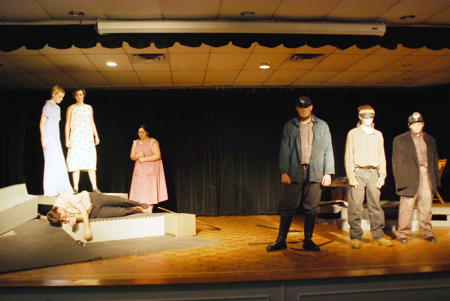 Yantis High School will compete at the UIL Area One Act Play contest with the production of “Digging Up the Boys” by Laura Lundgren Smith on April 1. To help prepare and raise funds for the costs of competition, they will host a dinner theater Thursday. A fried chicken dinner will be served at 6 p.m. with the show at 7 p.m. Admission and meal are for donation only and all proceeds go towards contest expenses.