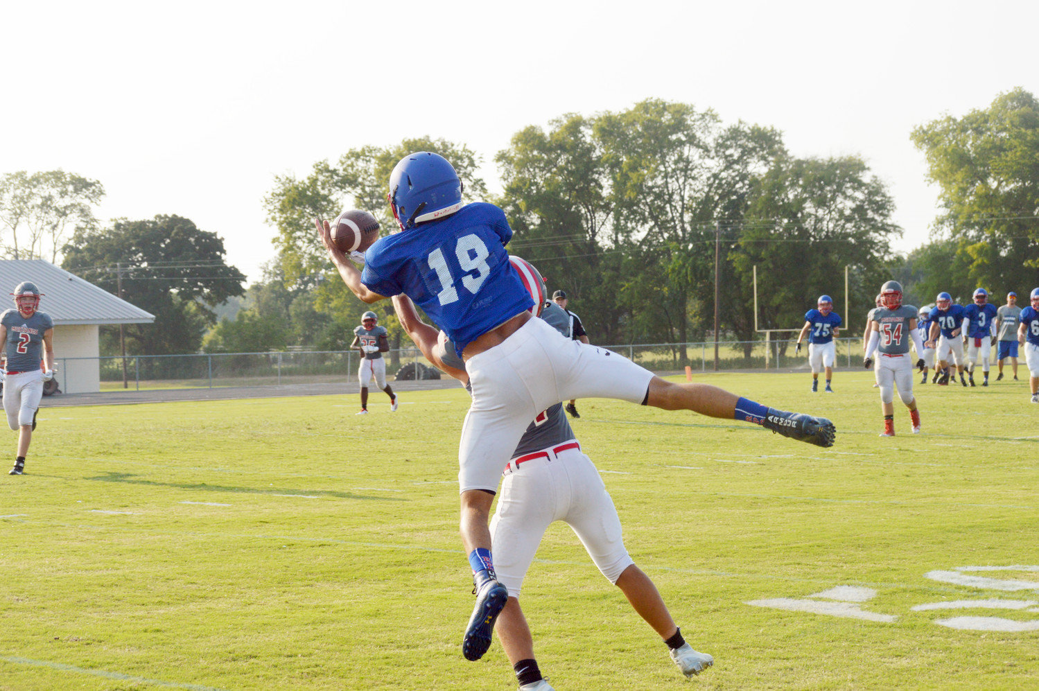 Quitman’s Gavin Derryberry (19) goes high for a pass in Thursday’s scrimmage at Como-Pickton.