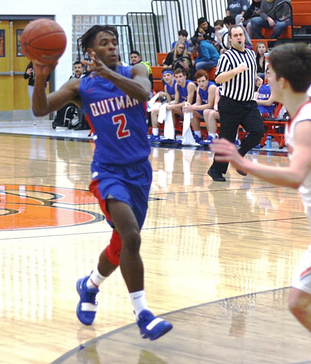Bulldog guard Trey Berry executes a no-look pass in action against Grand Saline.