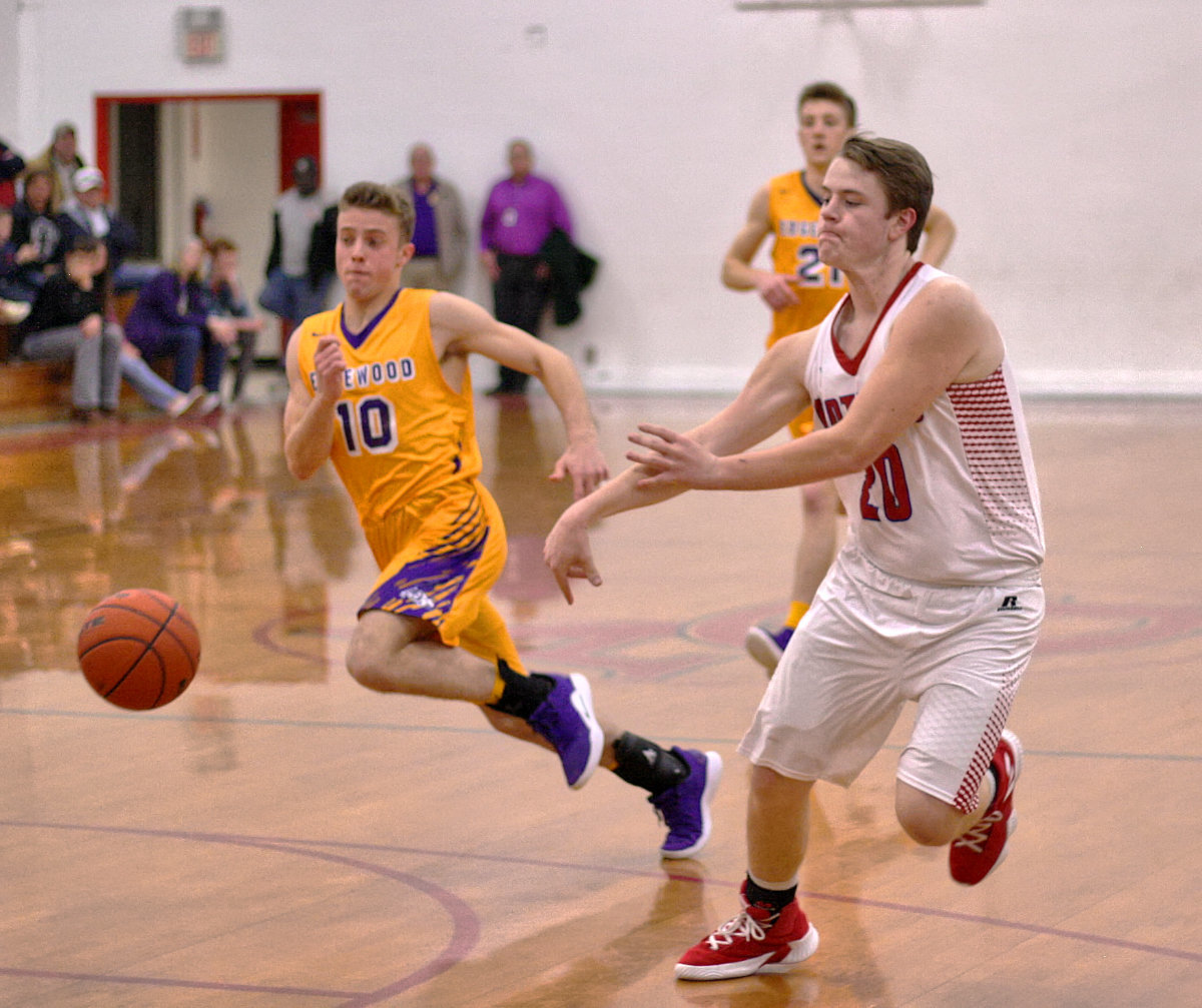 Alba-Golden’s Mason Ragsdale passes the ball in the offensive zone against Edgewood.