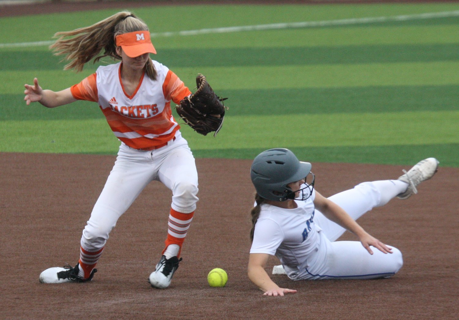 The Ladycats were aggressive on the base paths in their 7-0 defeat of Mineola.
