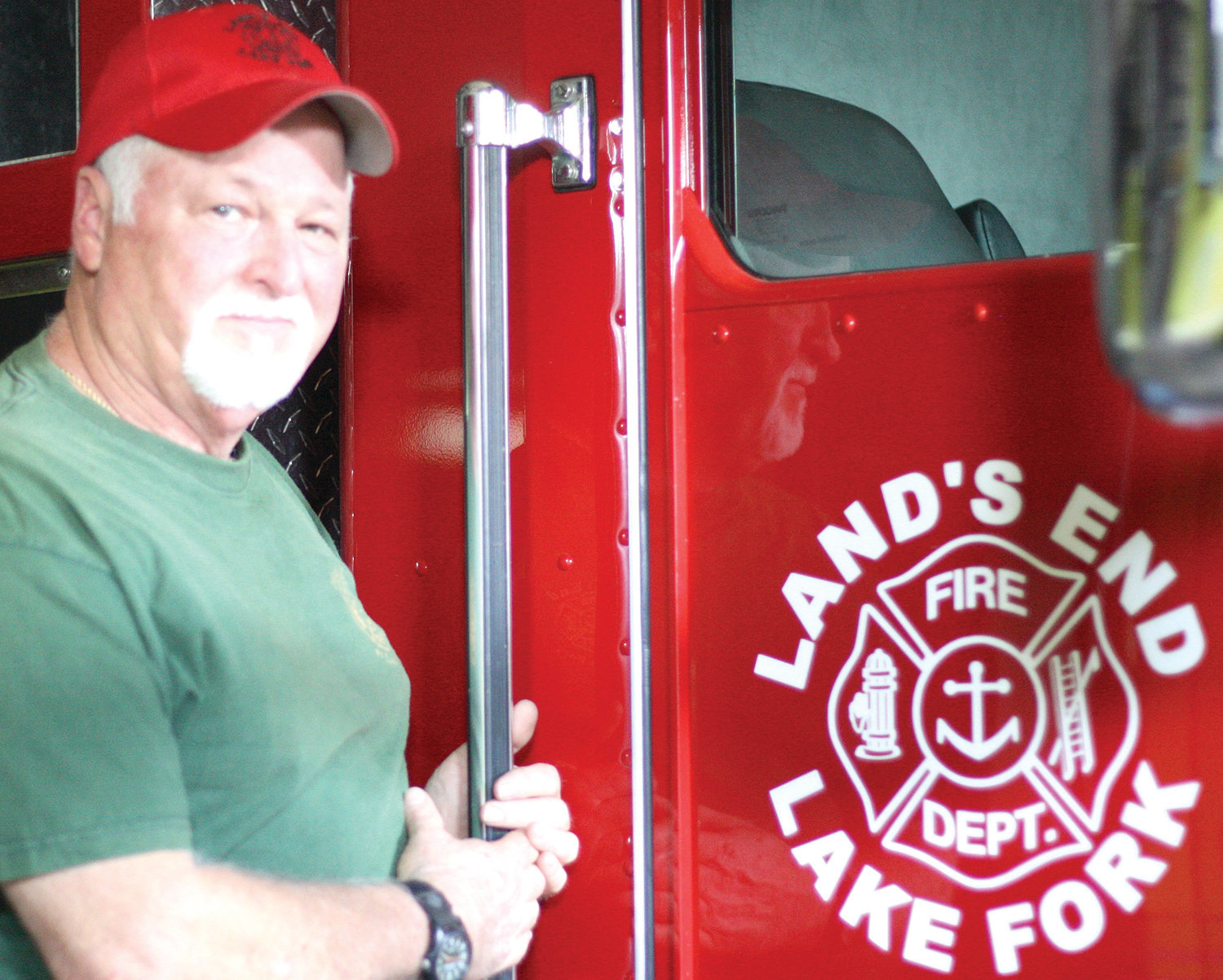 Land’s End Volunteer Fire Department Chief Rick Nichols praised the community volunteers who planned and executed the annual golf tourney last Saturday.