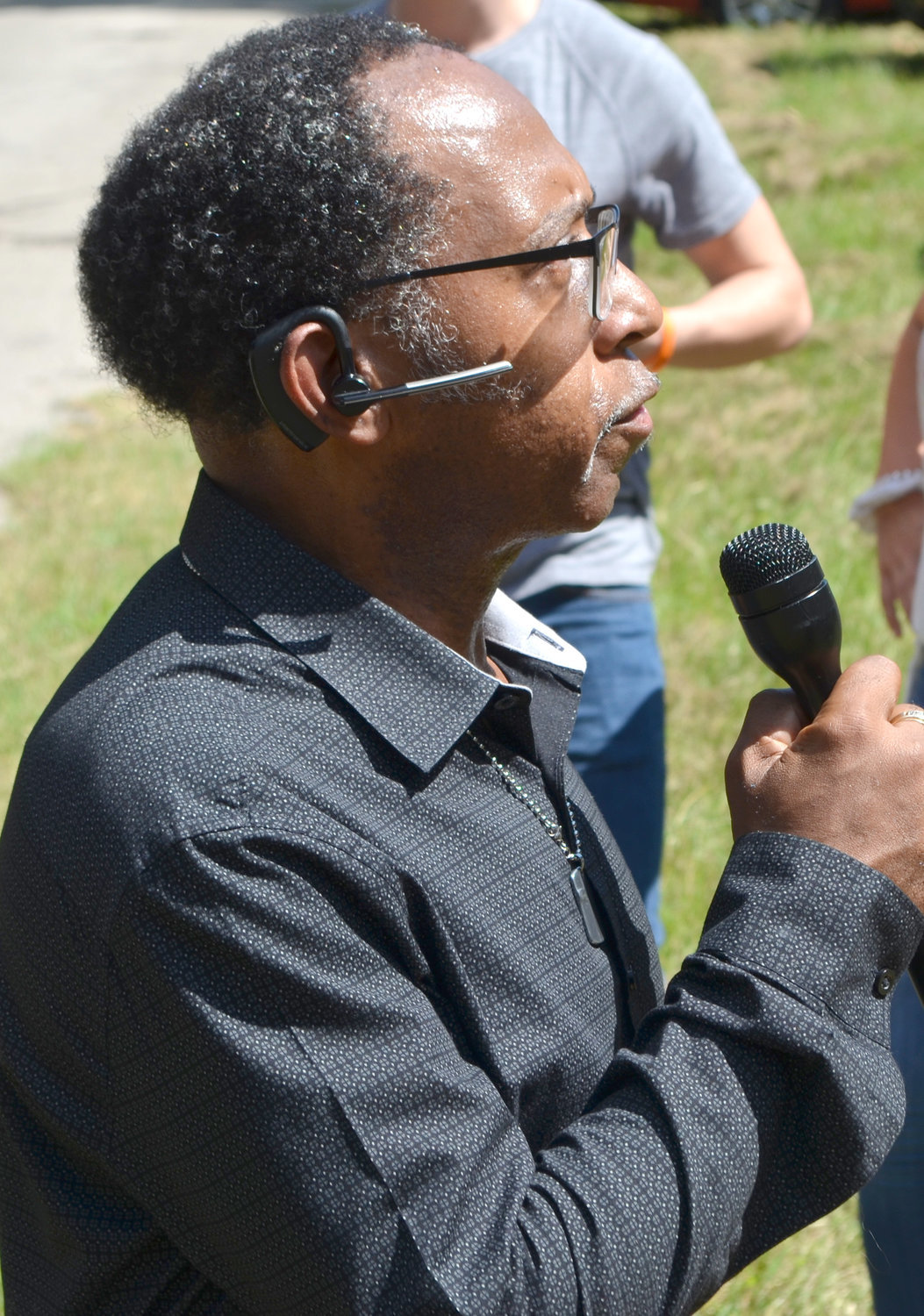 en Foster, the nephew of photographer R.C. Hickman, reads from the historical marker on Saturday in Mineola.