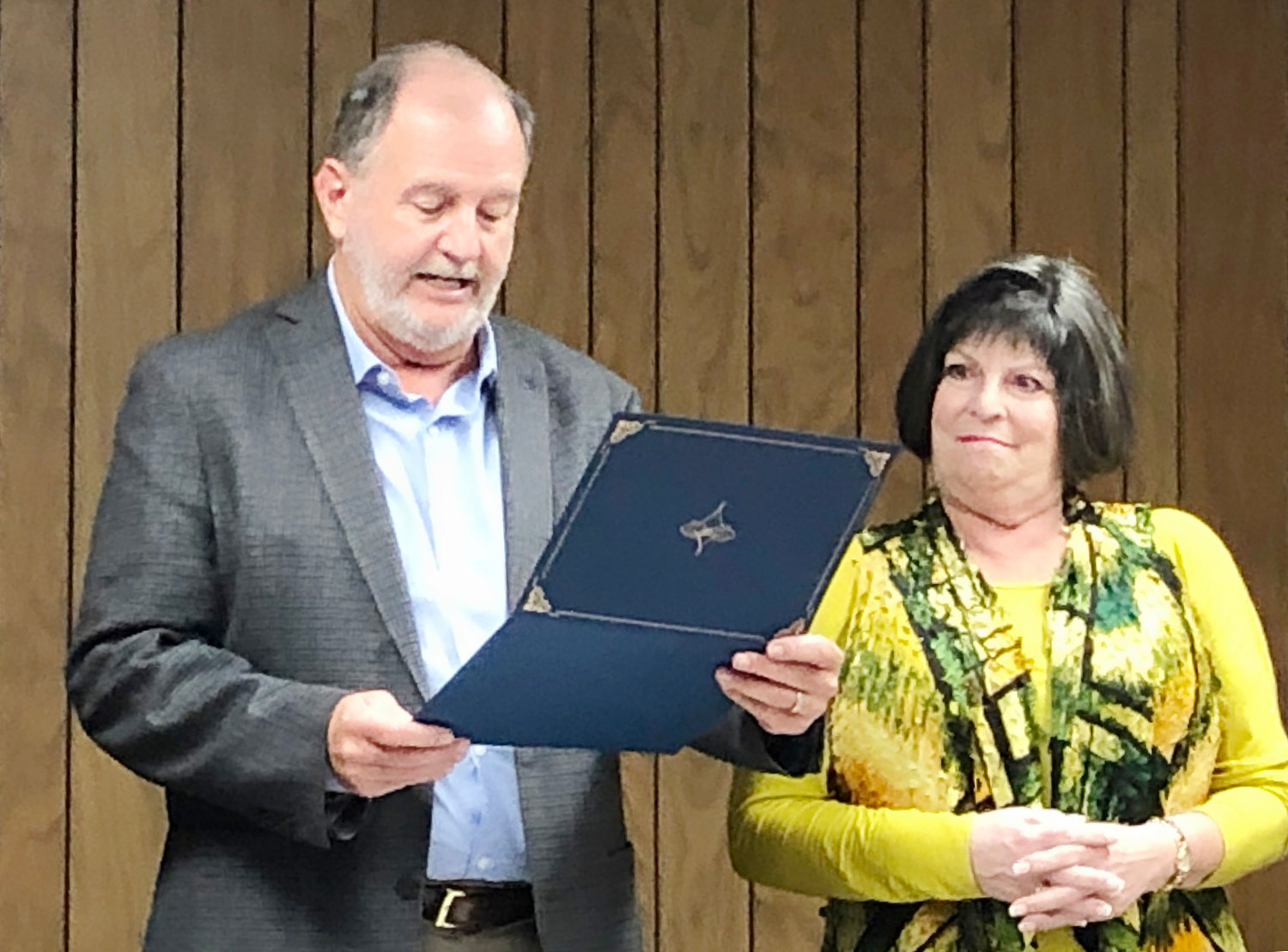 Susan Resnik receives a proclamation from Quitman Mayor Randy Dunn in
celebration of “Alzheimer’s Awareness” education sponsored by the Quitman
Pilot Club.